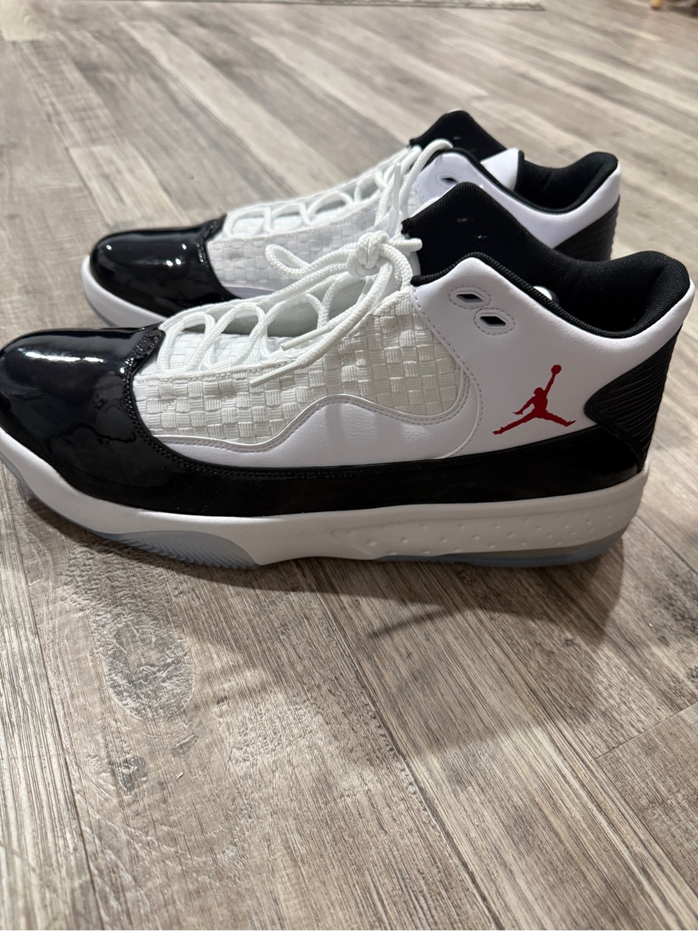 Men’s Jordan Max Aura 2 Mid Sneaker Shoes Brand new size 13